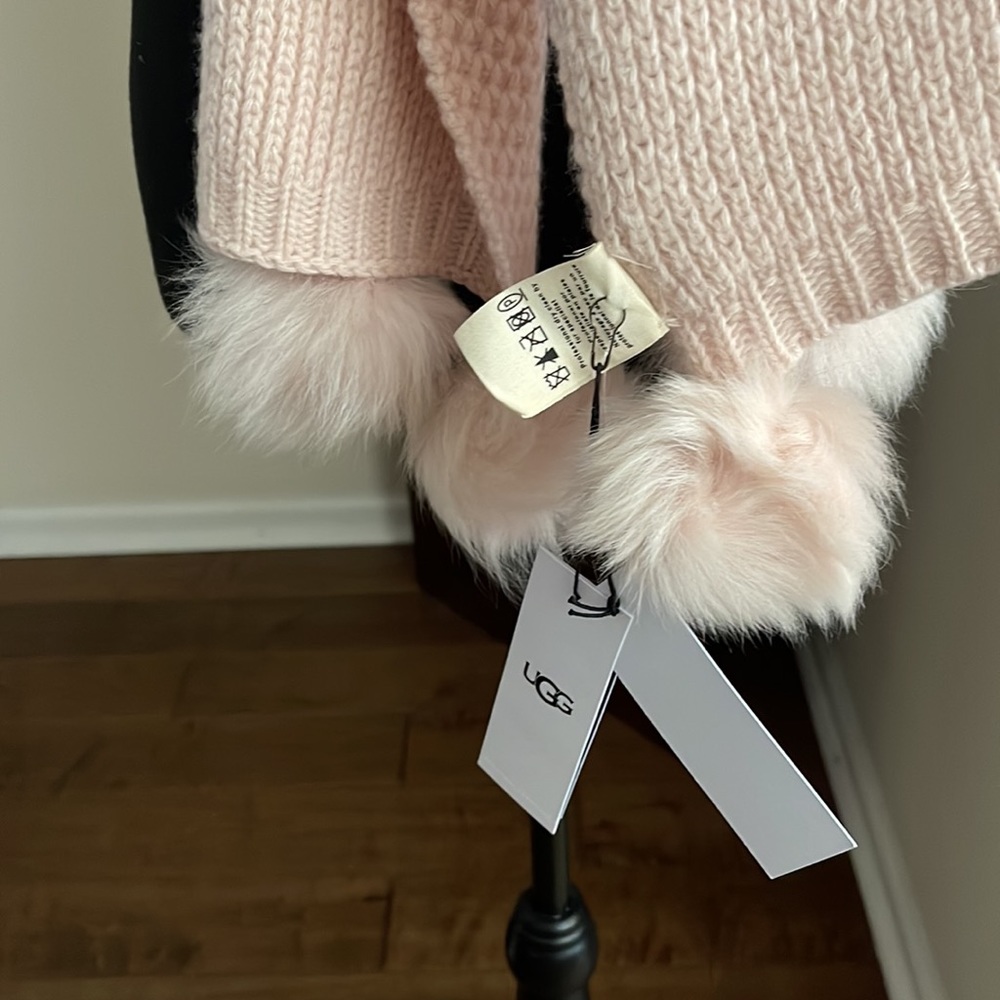 UGG Aislinn 100% Cashmere Honeycomb Knit Pink Scarf w/Shearling Pompoms - 64x9 - Picture 6 of 6